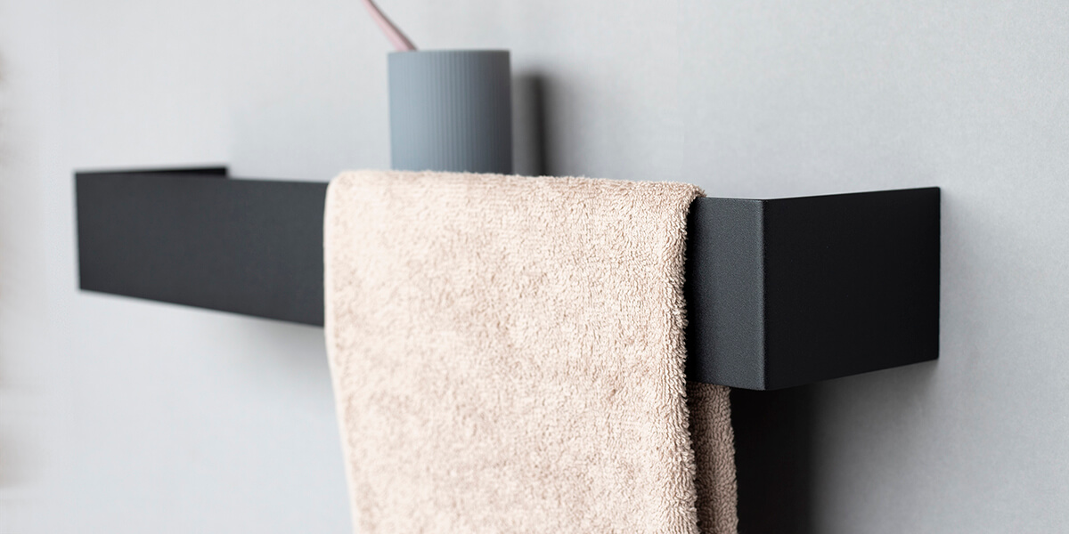 czarna polka pod prysznic z wieszakiem na reczniki IMOdesign | Nowoczesne akcesoria łazienkowe - IMOdesign